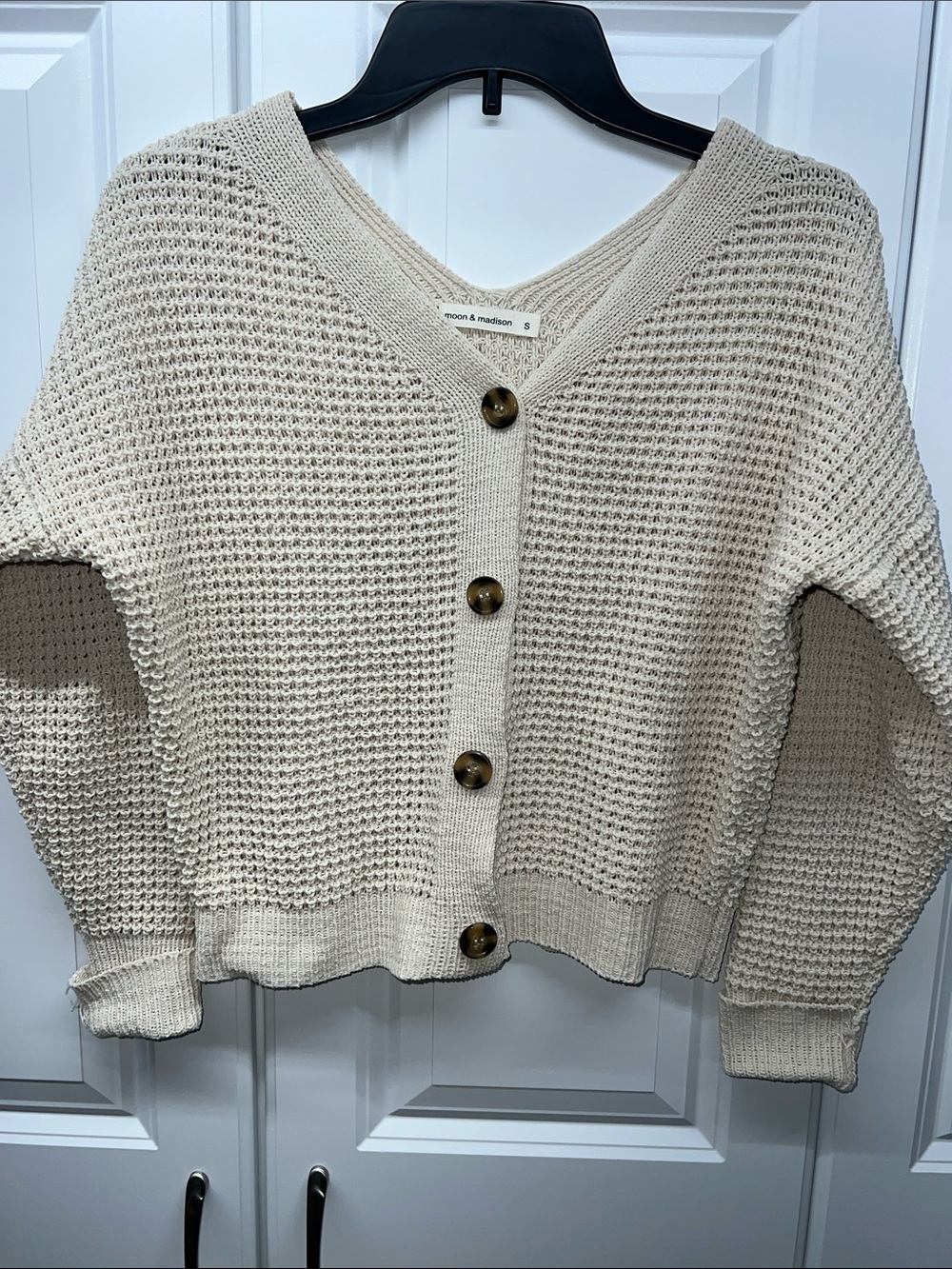 Moon & Madison Cream Waffle Knit Button Front V-Neck Cardigan Sweater Small